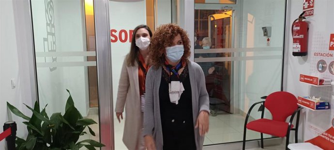 La nueva secretaria general del PSOE de Huelva, María Eugenia Limón, en su llegada a la sede provincial de la formación este domingo tras conocer los resultados de las primarias.