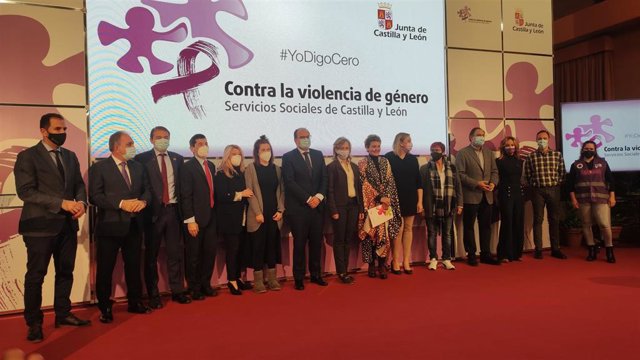 Participantes en el acto de conmemoración del Día Internacional de la Eliminación de la Violencia contra la Mujer en Palencia.