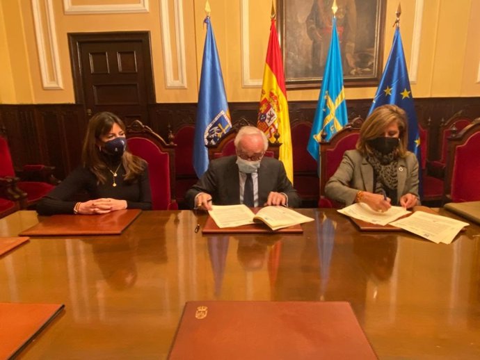 Firma del convenio entre el Ayuntamiento de Oviedo y la Cocina Económica