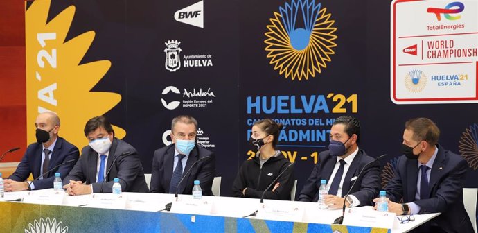 Carolina Marín junto a José Manuel Franco durante la presentación de los Mundiales de Bádminto de Huelva de 2021