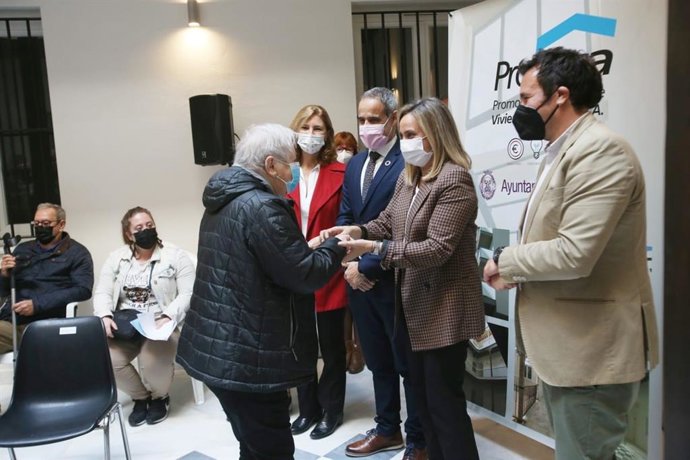 Entrega de llaves de viviendas asequibles en la calle Botica en Cádiz