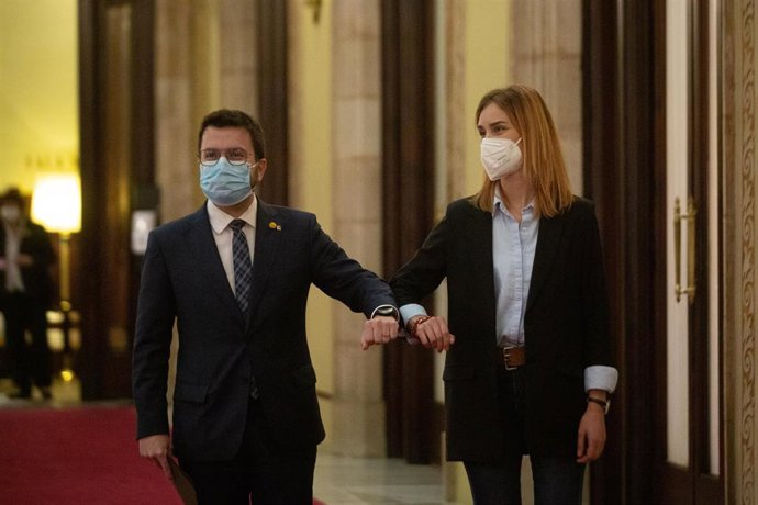 El presidente del Govern, Pere Aragons, con la líder de los comuns en el Parlament, Jéssica Albiach, tras cerrar un acuerdo sobre los Presupuestos.
