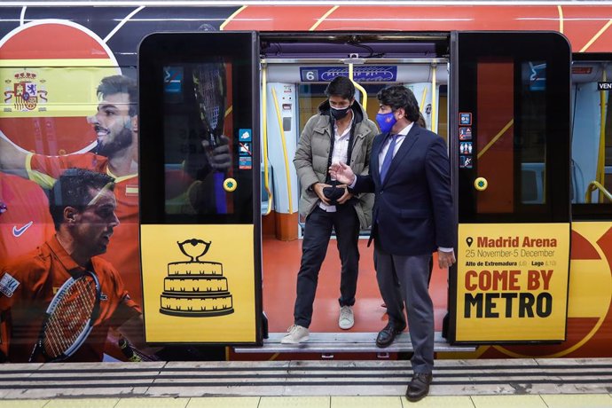 Fernando Verdasco y David Pérez desciende de uno de los vagones del metro vinilado con motivo de las Finales de la Copa Davis 2021