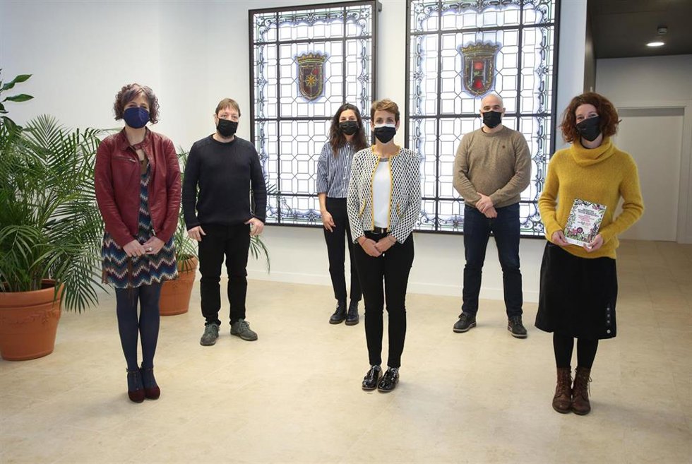 I-D: Rebeca Esnaola, Mikel Buldain, Marian Pellicer, Presidenta Chivite, Aritz Otazu y Laurence Hughes.