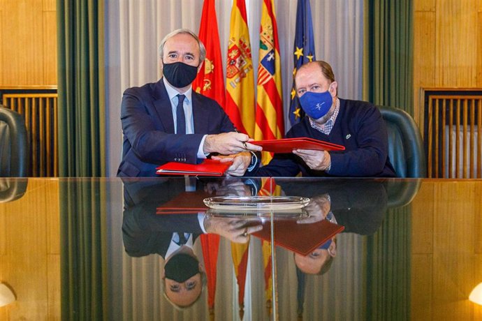 El alcalde de Zaragoza, Jorge Azcón, y el representante de COAPEMA Teodoro Corchero han suscrito el acuerdo para el envejecimiento activo