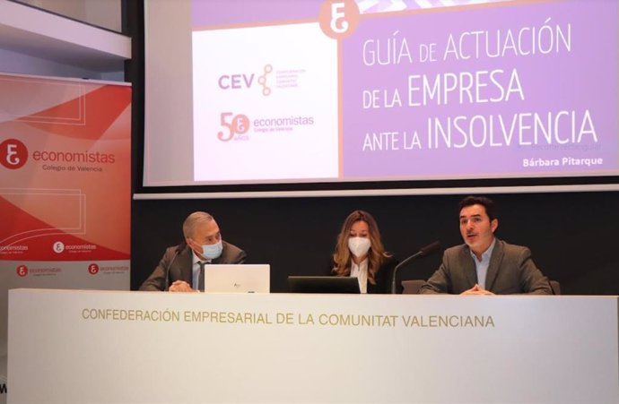 Juan José Enríquez, Bárbara Pitarque y Ricardo Miralles durante la presentación de la 'Guía de Actuación de la Empresa ante la Insolvencia'.