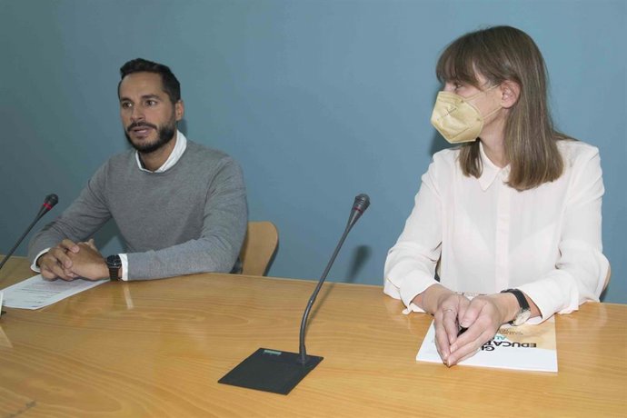 El responsable del Área de Transición Ecológica y Desarrollo Urbano Sostenible, Mario Fernández, y la coordinadora de la Red de Ciudades que Caminan, Ana Montalbán.