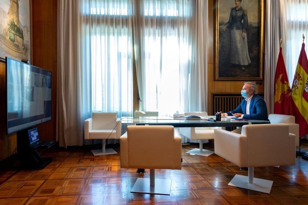 Archivo - El alcalde de Zaragoza y portavoz del PP en la FEMP, Jorge Azcón, en videoconferencia