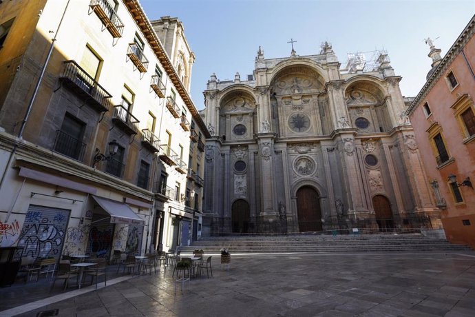 Archivo - Fachada de la Catedral de Granada