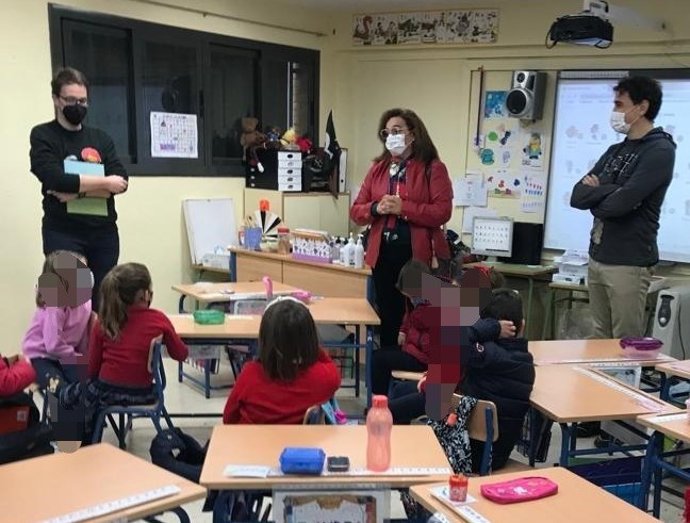 La delegada de Educación en Sevilla, María José Eslava, en el Colegio de Educación Primaria (CEPr) Beato Juan Grande de Carmona.