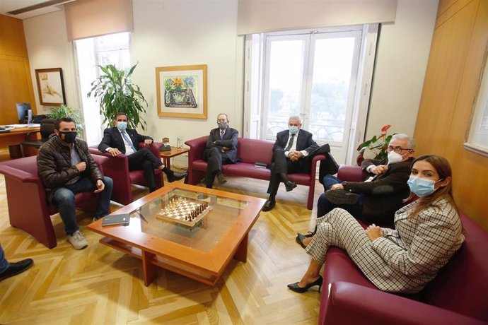 El alcalde José Antonio Serrano mantiene una reunión con el presidente y el director general del grupo Monbús