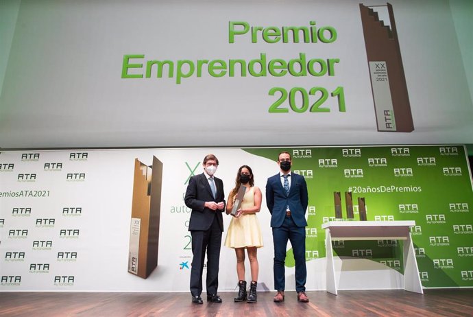A la izquierda, el presidente de CaixaBank, José Ignacio Goirigolzarri, en la entrega de los Premios ATA