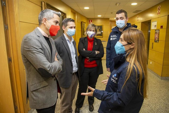 El vicepresidente y consejero de Deporte, Pablo Zuloaga, recibe a la copiloto cántabra, Sara Fernández, campeona de Europa de copilotos