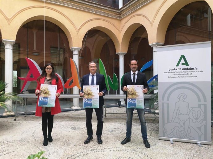 El delegado territorial de Turismo de la Junta de Andalucía en Córdoba, Ángel Pimentel (centro), durante la presentación.