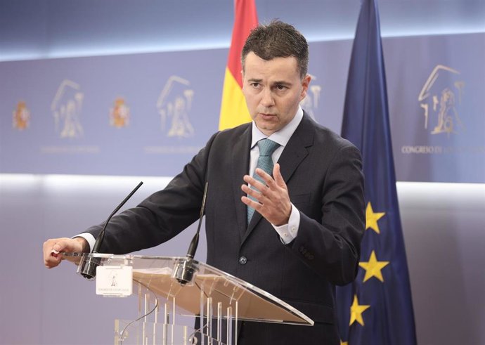 El portavoz del Grupo Parlamentario Socialista en el Congreso de los Diputados, Héctor Gómez, interviene en una rueda de prensa antes de participar en una Junta de portavoces del Congreso de los Diputados, a 22 de noviembre de 2021, en Madrid (España).