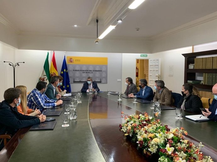 El subdelegado del Gobierno en Sevilla, Carlos Toscano, se ha reunido con Renfe y alcaldes de municipios de la Campiña Sur y el Aljarafe.