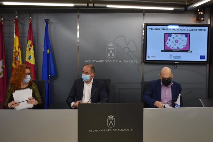 El alcalde de Albacete, Emilio Sáez, en la presentación del proyecto.