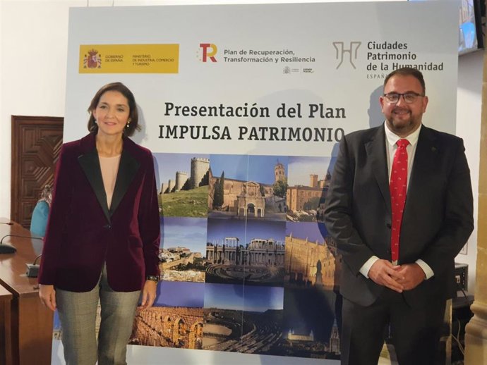 La ministra Reyes Maroto y el alcalde de Mérida, Antonio Rodríguez Osuna.