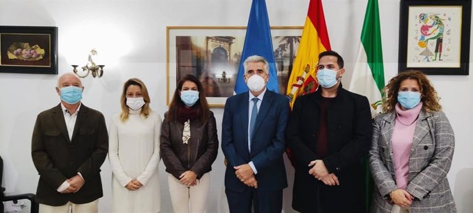 María Jesús Herencia con el alcalde de Chipiona.