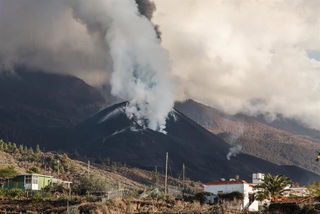 Volcán de Cumbre Vieja, a 19 de noviembre de 2021, en La Palma, Santa Cruz de Tenerife, Canarias (España). El volcán presenta actualmente tres frentes activos, uno que va desde Montaña Rajada al norte de Montaña Cogote --colada 11--, otro que sigue alimen