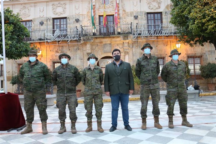 El alcalde de Lora del Río, Antonio Miguel Enamorado, ha asistido a la salida de la Marcha Militar 'Camino de San Fernando'.
