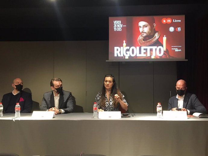 El elenco de la producción de Monique Wagemakers del Rigoletto de Giuseppe Verdi junto al director artístico del Gran Teatre del Liceu, Víctor García de Gomar