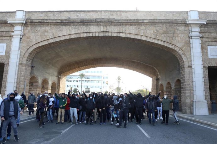 Trabajadores del metal en huelga por las Puertas de Tierra en Cádiz capital.
