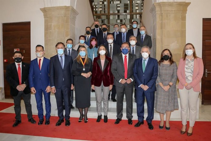 Encuentro en el Ayuntamiento de Baeza con la presencia de la ministra Reyes Maroto (centro) junto a, entre otros regidores, el alcalde de Salamanca, Carlos García Carbayo.