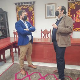 El delegado territorial de Regeneración, Justicia y Administración Local en Cádiz, Miguel Rodríguez, durante su visita a La Barca de la Florida.