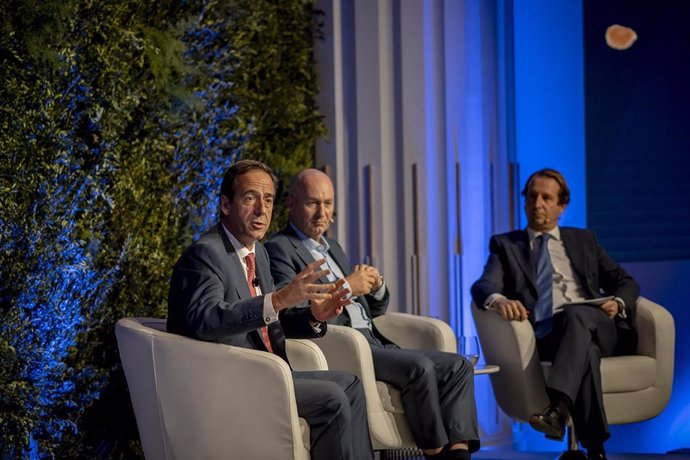 Ponentes participan en el panel de cierre de la cuarta edición del evento Digital Summit de McKinsey. De izquierda a derecha: Gonzalo Gortazar, CEO de Caixabank; Andy Brown, CEO de Galp; e Ignacio Abengoechea, socio senior de McKinsey en España.