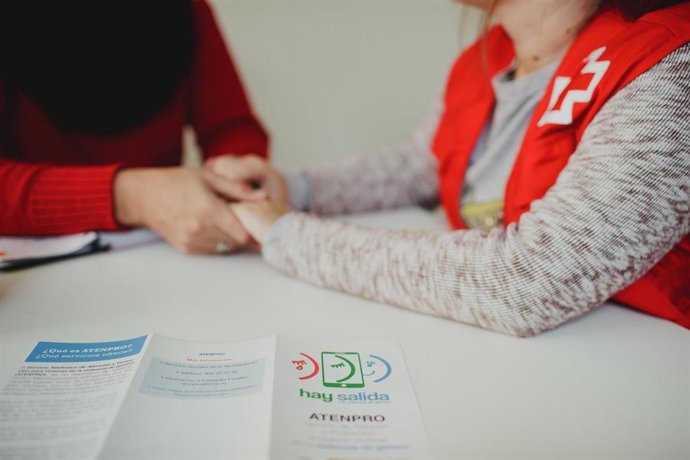 Archivo - Atención de Cruz Roja enmarcada en el Servicio 'Atenpro'