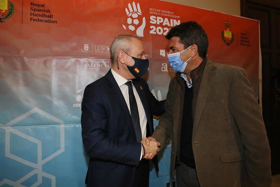 El presidente de la RFEBM, Francisco Blázquez, en la presentación del Mundial femenino de balonmano de 2021 en la Diputación de Alicante.