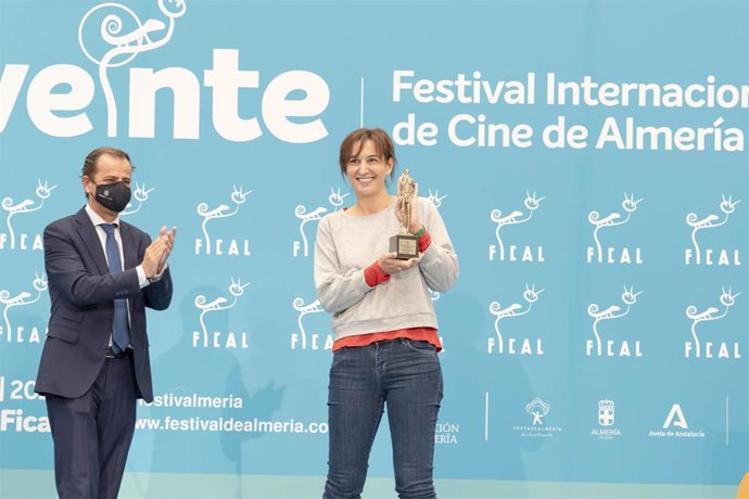 La directora Violeta Salama recibe el Premio CSRTV por 'Alegría'.