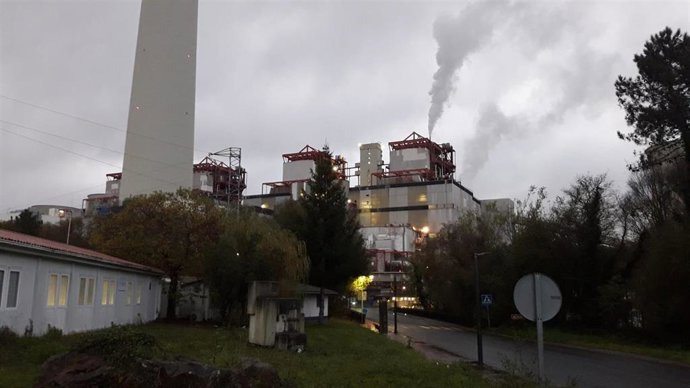 Central térmica de Endesa a primera hora de la mañana de este lunes