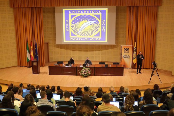 El escritor Lorenzo Silva ha pronunciado la Lección Primera de la Facultad de Humanidades en el Paraninfo de la UPO.