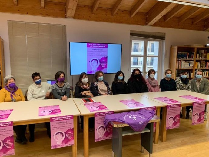 La concejal de Igualdad junto a diez mujeres del Consejo Municipal de la Mujer explica los actos del 25N.