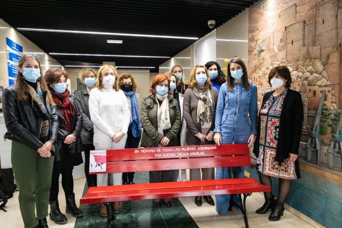 La Diputación de Almería se une a la campaña 'Banco rojo' contra la violencia sobre las mujeres.
