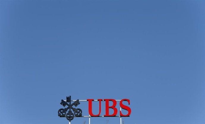 Archivo - El logo del banco suizo UBS es vista en una oficina en Zúrich, foto tomada el 22 de julio 2013. REUTERS/Arnd Wiegmann. Un regulador de la vivienda de Estados Unidos dijo el jueves que alcanzó un acuerdo de 885 millones de dólares con UBS respe
