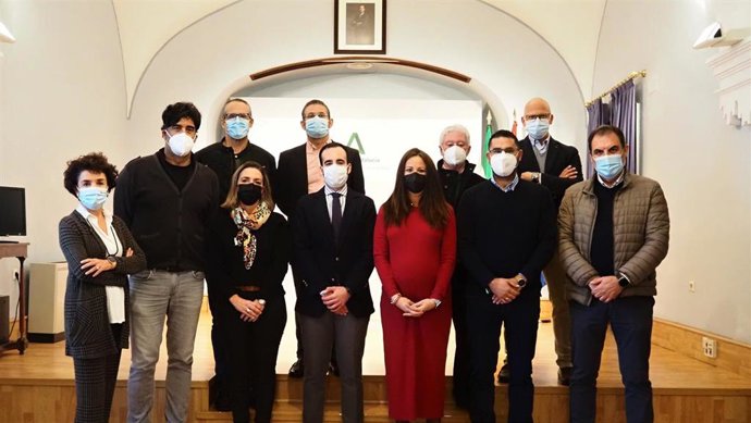 El delegado de Empleo, Formación, Trabajo Autónomo, Transformación Económica, Industria, Conocimiento y Universidades de la Junta de Andalucía en Córdoba, Ángel Herrador (centro), en la presentación del programa.