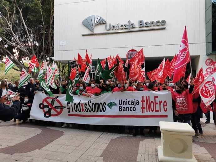 Concentración contra los despidos de Unicaja Banco ante la sede del banco en Málaga, en foto de archivo.
