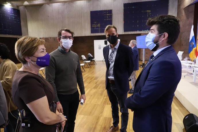 La rectora de la ULL, Rosa Aguilar, el viceconsejero de Presidencia, Antonio Olivera, el director de Sostenibilidad de la Ulpgc, Ciro Gutiérrez, y el director de la Agenda Canaria 2030, David Padrón