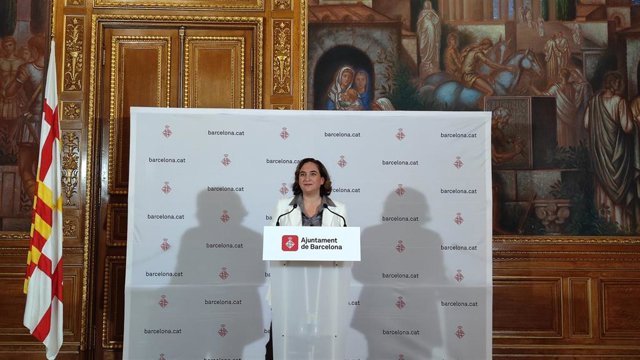 La alcaldesa de Barcelona, Ada Colau, en rueda de prensa.