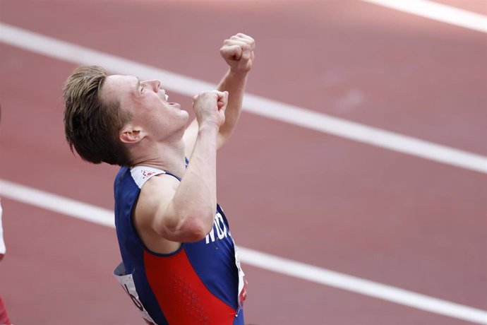 Archivo - El atleta noruego Karsten Warholm tras ganar el oro olímpico en Tokio en los 400 metros