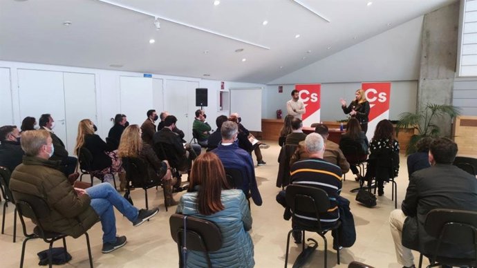 Reunión del secretario de Acción Institucional de Cs en Andalucía, Javier Loscertales,  y la secretaria autonómica de Programas de Cs, Elena Sumariva, con concejales y cargos de Cs en la provincia de Huelva.