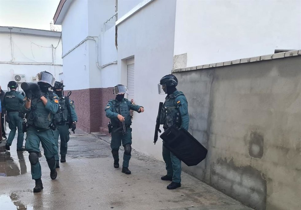 Agentes de la Guardia Civil en uno de los registros de la operación.