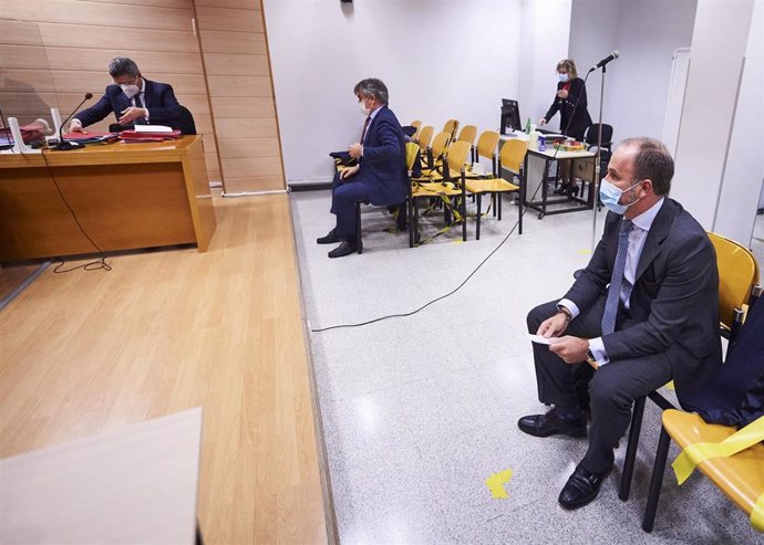 Los dueños de la empresa de construcción ecológica Ecomasa World Investment (EWI), Jesús Lavín (i), y Andrés de León (d) sentados en el Juzgado de lo Penal 1 de Santander