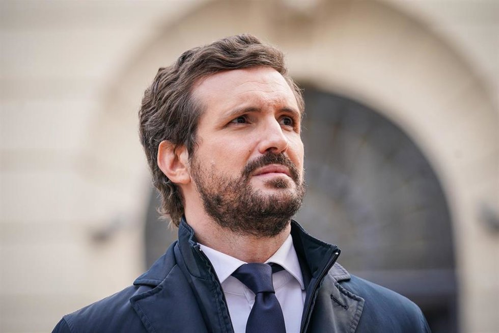 El líder del PP, Pablo Casado, responde a los medios durante una visita al Centro Memorial de Víctimas del Terrorismo (FCMVT), a 22 de noviembre de 2021, en Vitoria, Euskadi, (España).