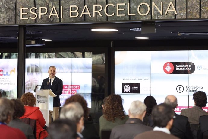 El primer teniente de alcalde de Barcelona, Jaume Collboni, interviene en la presentación de la nueva oficina de bienvenida al talento internacional, la Barcelona International Welcome Desk, ubicada en el edificio MediaTIC del distrito tecnológico 22@.