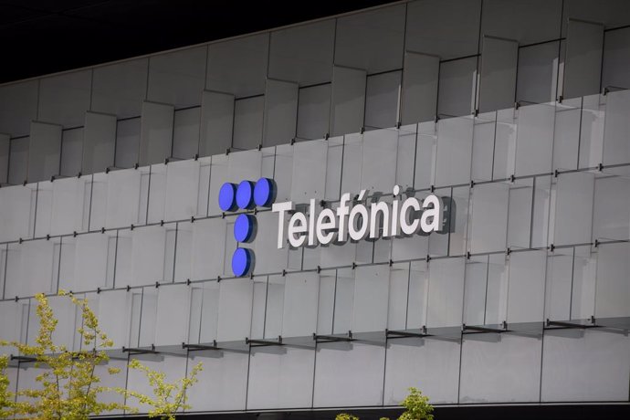 Archivo - Edificio de la sede de Telefónica, a 27 de abril de 2021, en Madrid, (España). Telefónica ha cambiado su imagen por primera vez en más de dos décadas con un nuevo logo que rememora las míticas cabinas telefónicas. Su nueva imagen, que mantiene