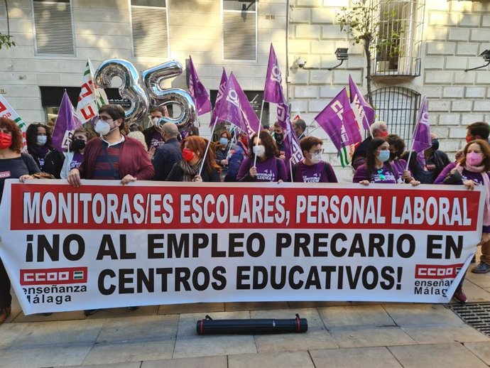 Protesta en Málaga para pedir que se contrate a jornada completa a las 101 monitoras escolares que están a tiempo parcial en la provincia